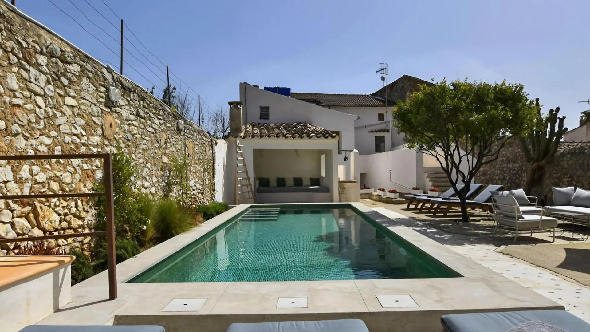 Cosy Holiday Home With Swimming Pool Biniamar